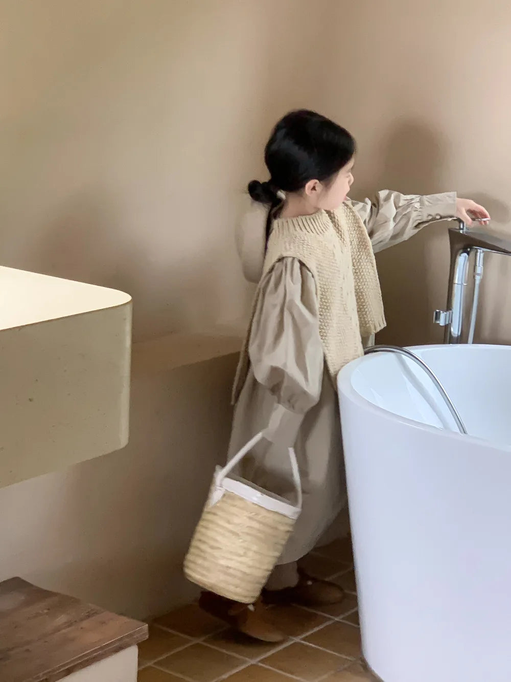 2024 Autumn Dress Girls Korean Solid Color Bubble Sleeve Dress Childrens Loose Skirt Knitted Vest Set